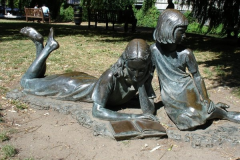 Пам'ятник читаючим дітям в графстві Суррей, Великобританія.