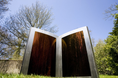 Скульптура книги біля бібліотеки в Берліні у Німечені.