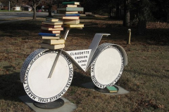Статуя велосипеда Лінкольна - Балансуючі книги, Gere Branch Library, Небраска, США.