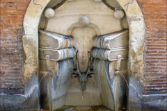 Фонтан Книг розташованій недалеко від Будівлі католицького храму Сант-Іво алла Сапієнца в Римі, Італія.