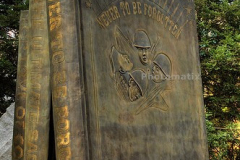 Памятник-книзі-в-Фолсома-США