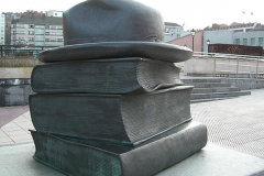 Скульптура іспанського художника Едуардо Еркуло «Книги, які нас об'єднують» (пам'ятник стоїть в Ов'єдо, Іспанія).