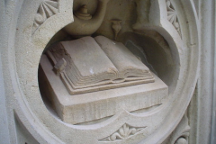 Книга статуя в Центральному парку. Нью-Йорк, США