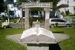 Пам'ятник Біблії в Віторія-да-Конкіста, штат Баїя, Бразилія