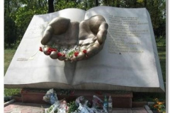 Пам'ятник в Беслані. Північна Осетія.