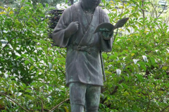 В багатьох містах Японії встановлені пам'ятники Кідзіро Ніномія з книгою в руках.