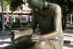 Пам'ятник читачеві в Іспанії