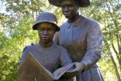 Мемфіс (Теннессі), США Коринфський Контрабандний табір. У котрому навчали читати афроамереканців.