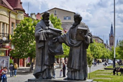 Памятник-Кирилу-і-Мефодію-в-Мукачево-Україна