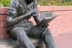 Скульптура "Їжа поза домом"  з бібліотеки Саннівейл. Каліфорнія. США.