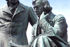 Статуя братів Грімм на їх батьківщині в Ханау, Німеччина